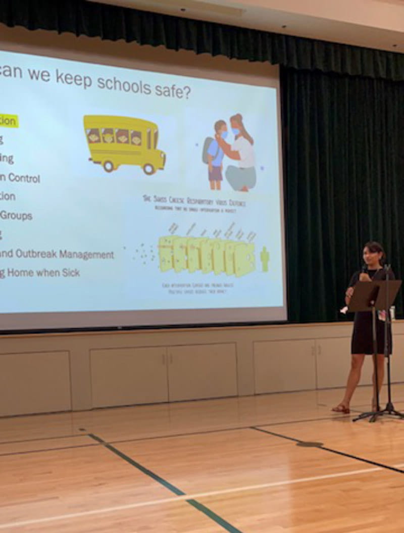 La Dra. Priya Soni habla sobre cómo proteger a los estudiantes y las escuelas de los microbios. (Foto cortesía de la Dra. Priya Soni)