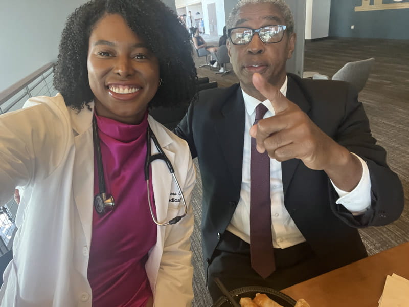 Diana Castillo Bonilla y su padre, Florentino Castillo, el día que comenzó a estudiar en la facultad de medicina de la Universidad de Oakland en Rochester, Michigan. (Foto cortesía de Diana Castillo Bonilla)